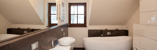 Белая и черная ванная — стоковое фото