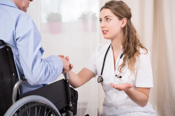 Talking with patient — Stock Photo, Image