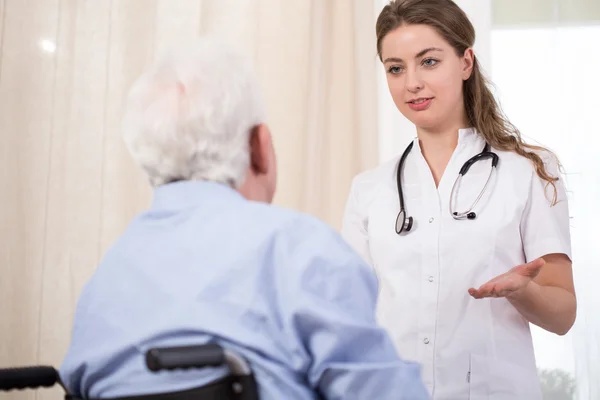 Verpleegkundige en patiënt gesprek — Stockfoto