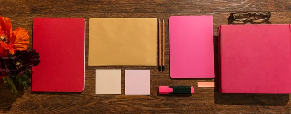 桌子上的粉红色笔记本 — 图库照片