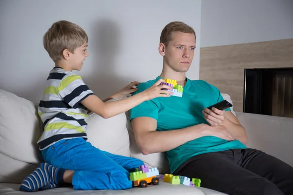 Padre no le preste atención a su hijo. —  Fotos de Stock