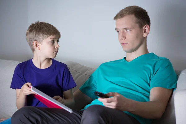 Sohn bittet Vater um Hilfe — Stockfoto