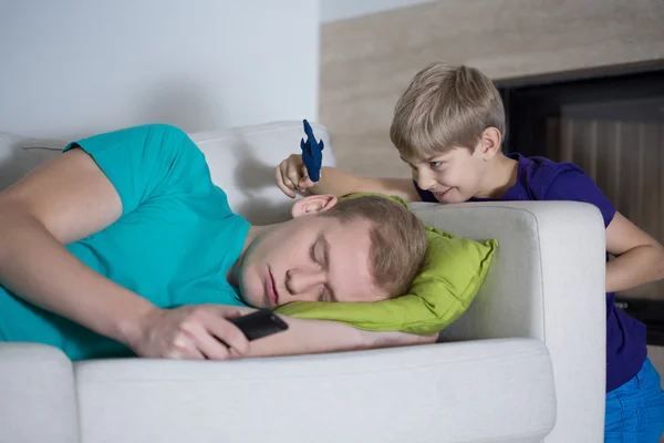 Dormir papá no se preocupa por su hijo — Foto de Stock