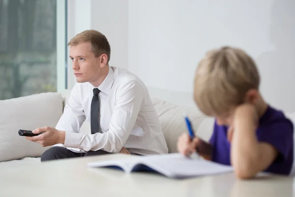 Umtriebiger Vater und gelangweiltes Kind — Stockfoto