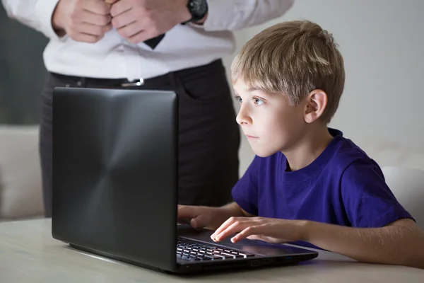 Jongen met behulp van vaders computer — Stockfoto