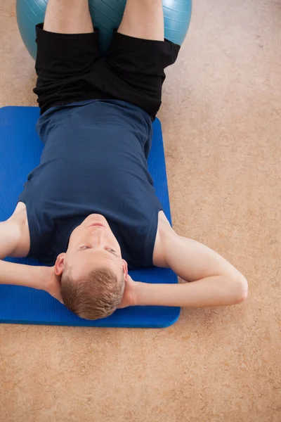 Working out on the floor mat — Stock Photo, Image