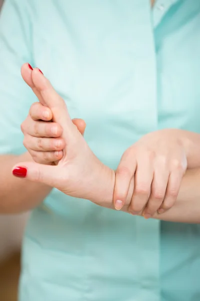 Nahaufnahme der Übung am Handgelenk — Stockfoto