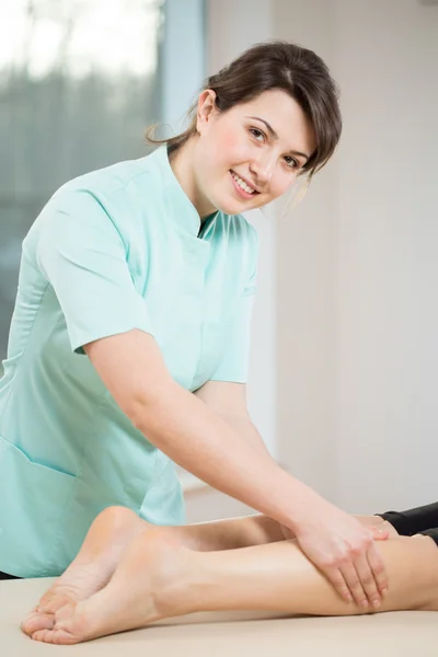 Massör gör ben massage — Stockfoto
