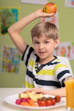 Bir elma atma okul çocuğu