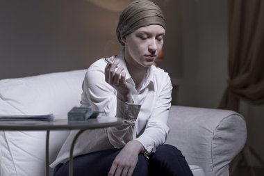 Yalnız kadın Sigara İçilmeyen