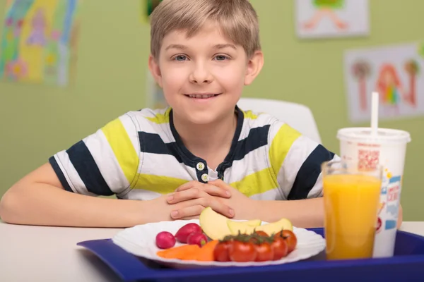 Lächelnder Junge mit Schulessen — Stockfoto