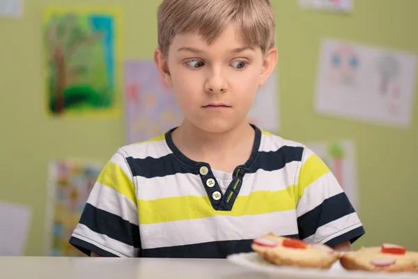 Schüler mit Frühstück in der Schule — Stockfoto