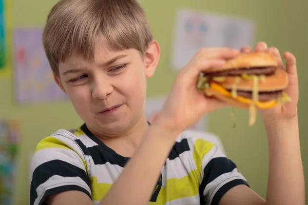 Jongen houd niet van hamburger — Stockfoto