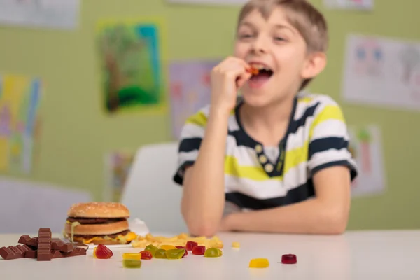 Gummy beren eten op school — Stockfoto