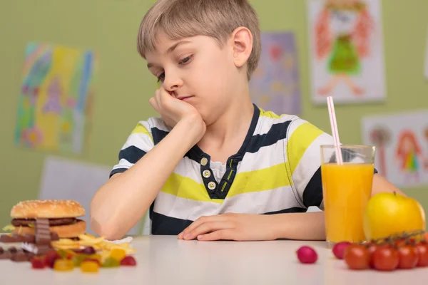 Gezonde en ongezonde lunch — Stockfoto