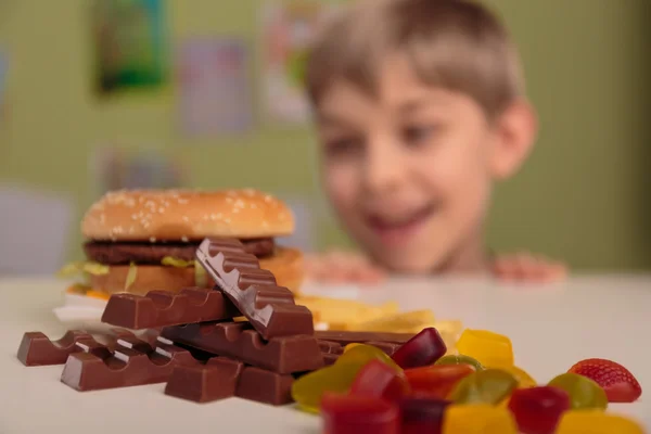 Niño disfrutando de su almuerzo malsano — Foto de Stock