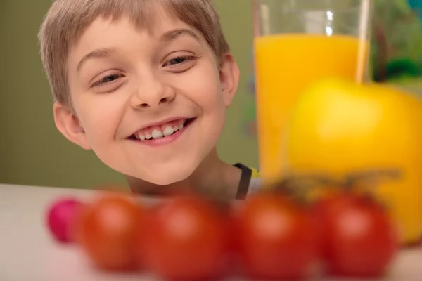 Criança sorridente com alimentos saudáveis — Fotografia de Stock