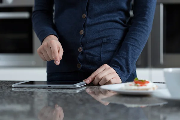 Söka efter information på internet — Stockfoto