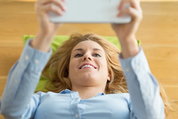 Mujer usando tableta por la mañana — Foto de Stock