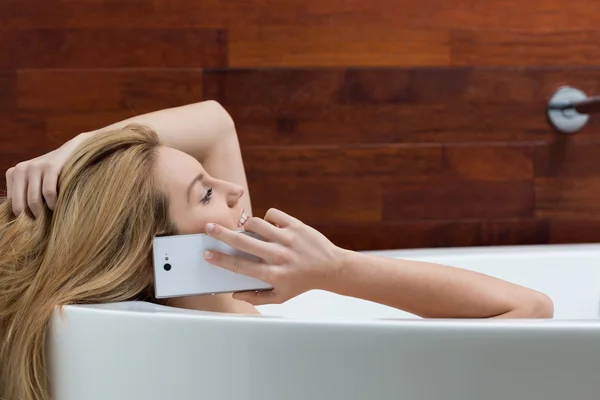 Hablando por teléfono durante el baño — Foto de Stock