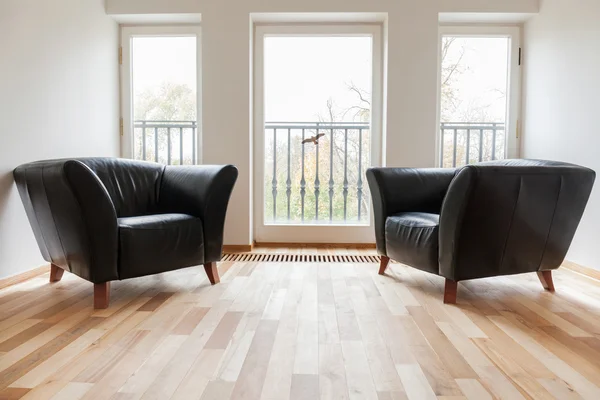 Кожаные черные кресла в комнате — стоковое фото