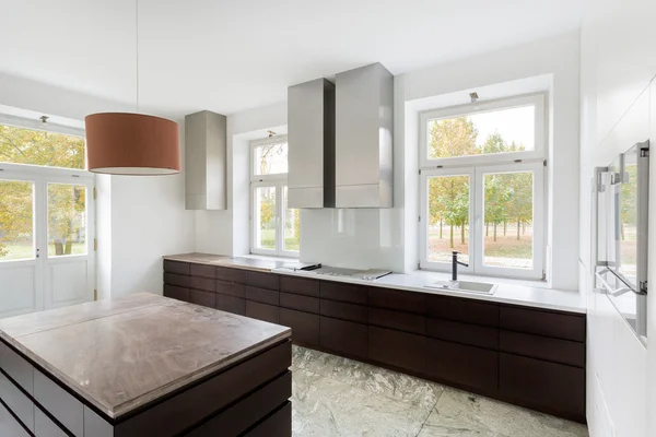 Moderne keuken in nieuwe huis — Stockfoto