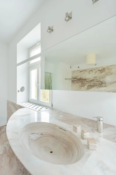 Évier granitique dans une salle de bain coûteuse — Photo