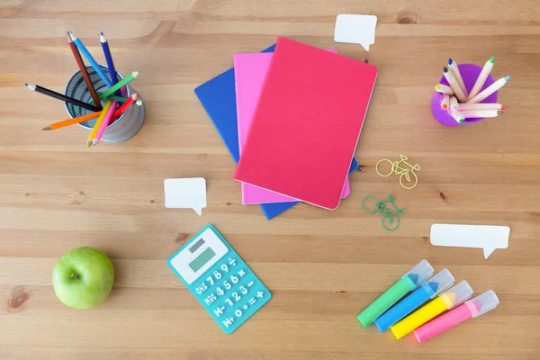 Skolmaterial på skrivbordet — Stockfoto