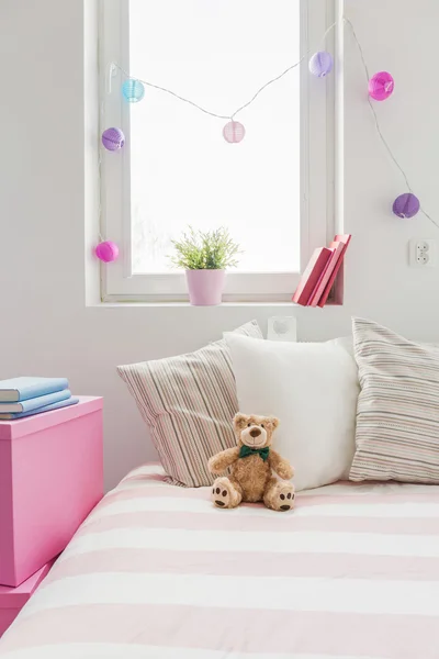 Weiß-rosa Mädchenzimmer — Stockfoto