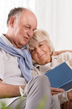 Son sınıf öğrencisi kitap okuyor.