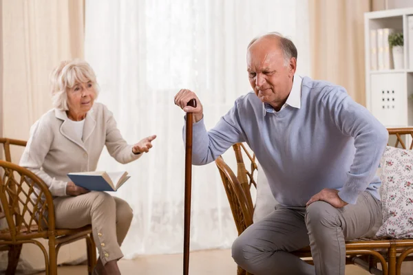 Senior man met knie artritis — Stockfoto