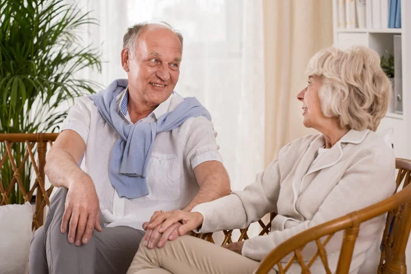 Zittend in een rieten stoelen — Stockfoto