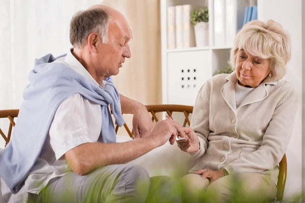 Senior marriage at home — Stock Photo, Image