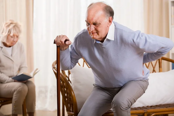 Pensionär med ryggvärk — Stockfoto