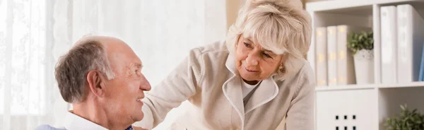 Ouder paar wezen op pensioen — Stockfoto