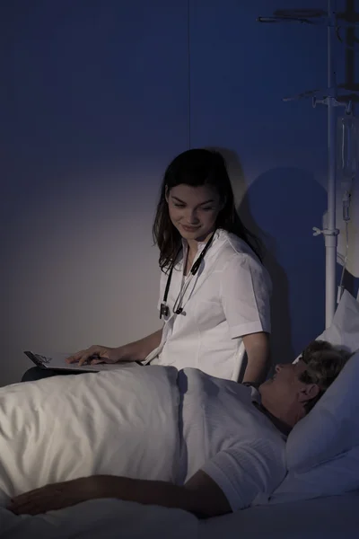 Doctor talking with ill patient — Stock Photo, Image