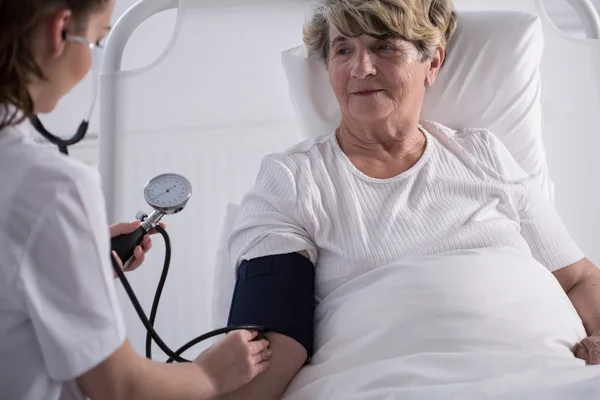 Pielęgniarka pomiaru ciśnienia krwi — Zdjęcie stockowe