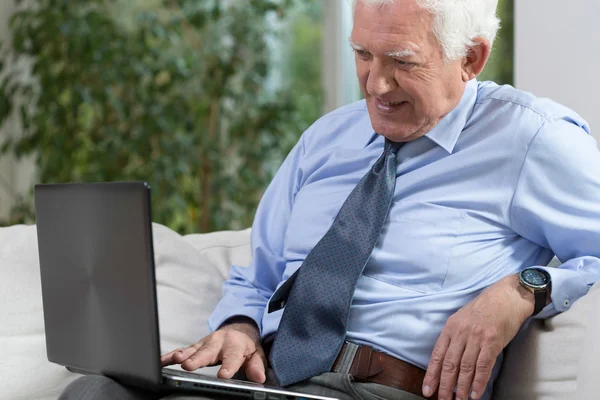 Senior man with a laptop — Stock Photo, Image