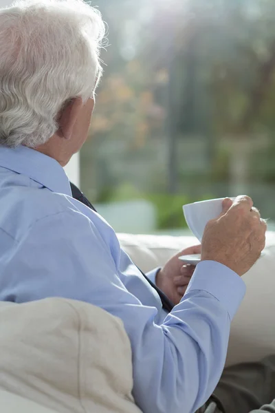 Senior homem relaxante com café — Fotografia de Stock