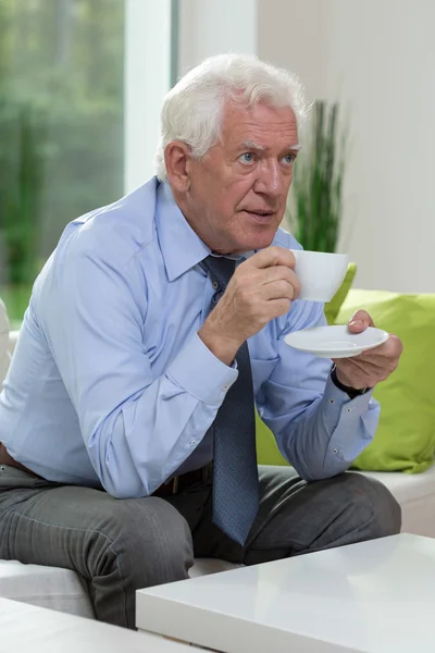 Hombre bebiendo café en casa — Foto de Stock