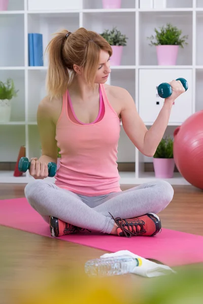 Working on biceps — Stock Photo, Image