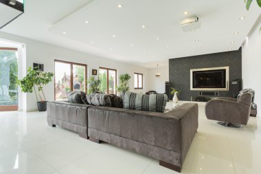 Aydınlık oturma odası modern bir evde