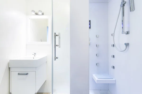 Светлая ванная комната в квартире — стоковое фото