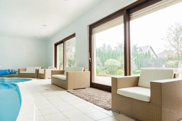 Moderne Villa mit Swimmingpool — Stockfoto