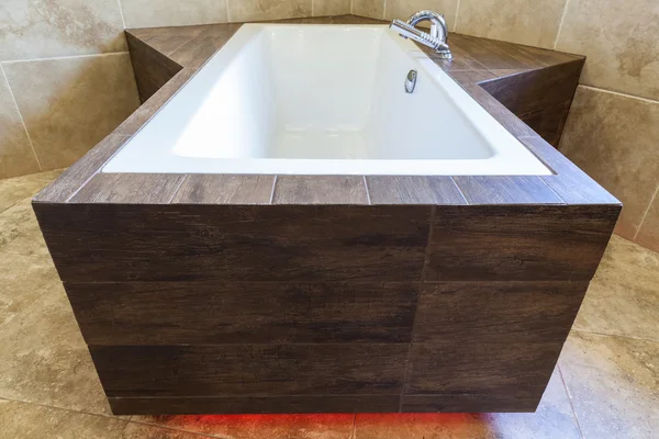 Современная ванна в резиденции — стоковое фото