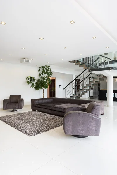 Mobília moderna da sala de estar na residência — Fotografia de Stock