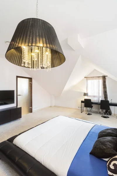 Ruime slaapkamer in een modern pand — Stockfoto