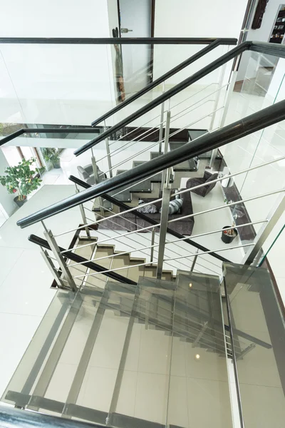 Escalier en verre moderne dans l'appartement — Photo