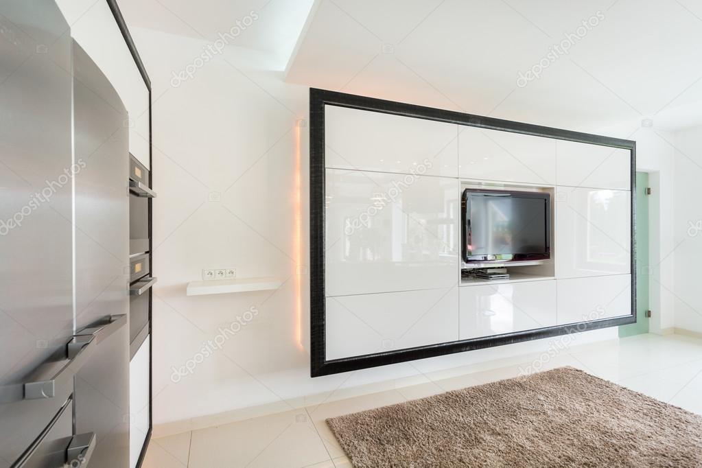 Stor tv pÃ¥ väggen i vardagsrummet — stockfotografi © photographee ...