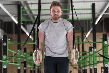 Halkaları atletik erkek